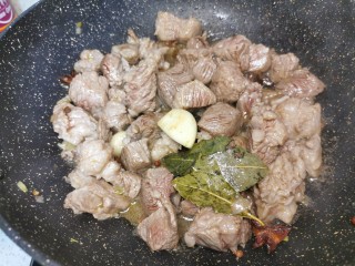 5、啤酒炖牛肉,加入香叶
