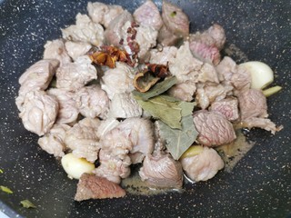 6、啤酒炖牛肉,加入八角桂皮，炒出香味