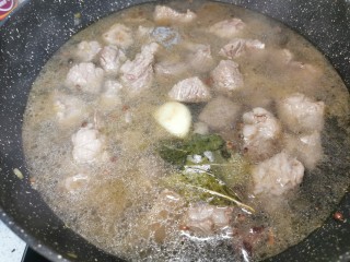 7、啤酒炖牛肉,加入一罐啤酒