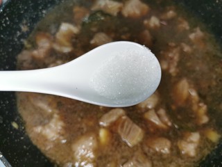 11、啤酒炖牛肉,加半勺砂糖，大火煮开转小火焖煮45分钟