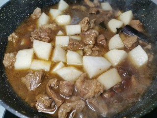 12、啤酒炖牛肉,加入萝卜块，炖20分钟