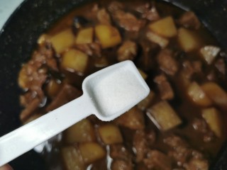 14、啤酒炖牛肉,加适量盐调味