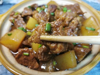 15、啤酒炖牛肉,撒上葱花，啤酒炖牛肉就完成啦！