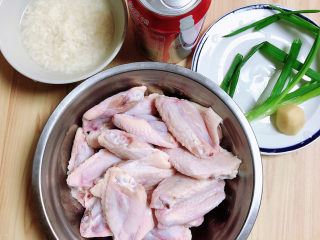1、可乐鸡趐,准备好食材。鸡翅、可乐、酒酿、小葱、姜。