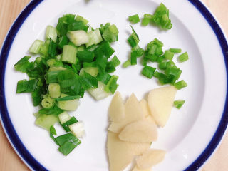 2、可乐鸡趐,葱姜切碎待用。