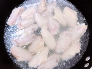 3、可乐鸡趐,锅中烧开水，焯一下鸡翅。