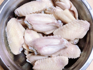 4、可乐鸡趐,捞出鸡翅洗好待用。