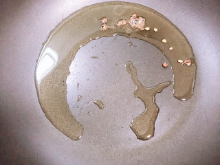 5、可乐鸡趐,锅中烧油，放入花椒爆香。