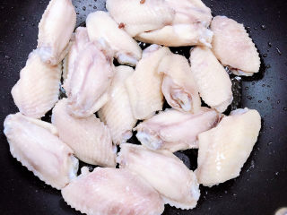 6、可乐鸡趐,放入鸡翅翻炒均匀。