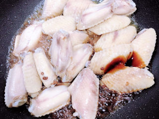 7、可乐鸡趐,加入料酒、生抽、蚝油，翻炒均匀。