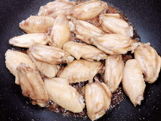 8、可乐鸡趐,鸡翅上色即可，如果颜色过淡可以放一些酱油。