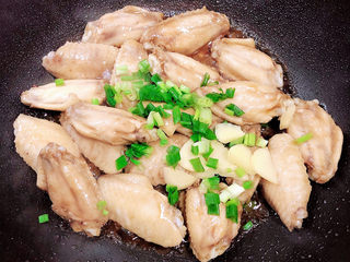 9、可乐鸡趐,放入葱花、将翻炒均匀。