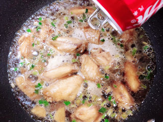 11、可乐鸡趐,倒入300ml可乐，煮开锅。