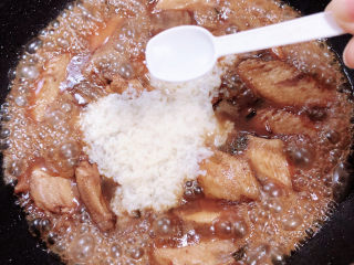 13、可乐鸡趐,再加入一勺盐，搅拌均匀，盖盖儿小火炖20分钟。