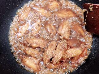 14、可乐鸡趐,收汁即可出锅了。