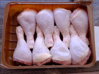 1、意大利黑醋辣鸡腿,准备淀粉