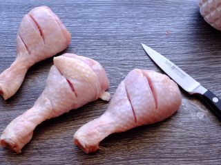 2、意大利黑醋辣鸡腿,用小刀在鸡腿上开两刀 为了让味道更充分