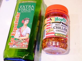 3、意大利黑醋辣鸡腿,准备橄榄油和辣椒面