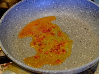 4、意大利黑醋辣鸡腿,在平底锅内加入橄榄油 煸炒辣椒面 出香味