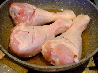 5、意大利黑醋辣鸡腿,放进大鸡腿 煎一煎