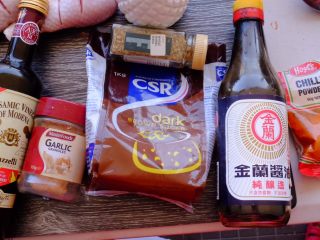 8、意大利黑醋辣鸡腿,准备酱汁的材料