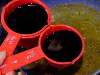 11、意大利黑醋辣鸡腿,分别倒入醋和酱油