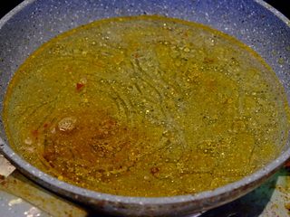 10、意大利黑醋辣鸡腿,先在刚才的锅内加入水