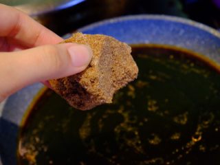 13、意大利黑醋辣鸡腿,加入黄糖一块 搅拌至融化