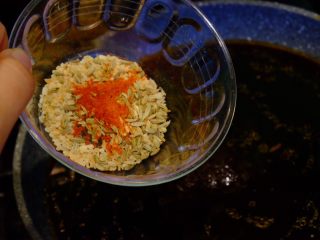 14、意大利黑醋辣鸡腿,倒入大蒜 茴香 辣椒粉