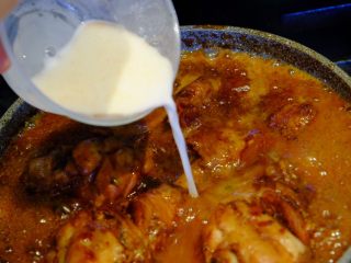 22、意大利黑醋辣鸡腿,倒入锅内 进行勾芡