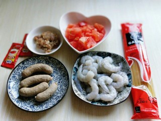 1、番茄肉酱意大利面＋虾仁＋烤肠,准备食材。