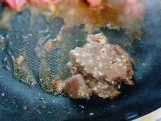 3、番茄肉酱意大利面＋虾仁＋烤肠,炒腌制好肉糜，按自己口味腌制肉糜。(肉糜是我做肉肠剩下的)