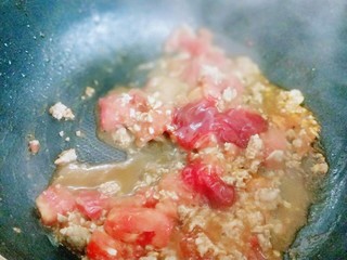 5、番茄肉酱意大利面＋虾仁＋烤肠,加入番茄酱。