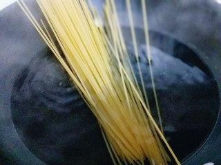 7、番茄肉酱意大利面＋虾仁＋烤肠,煮意大利面，水烧开后下入意大利面。