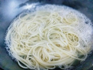 8、番茄肉酱意大利面＋虾仁＋烤肠,煮熟即可，时间大约8分钟。