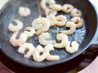 9、番茄肉酱意大利面＋虾仁＋烤肠,清炒炒虾仁，锅中加入油，再加入虾仁，翻炒，加入料酒。