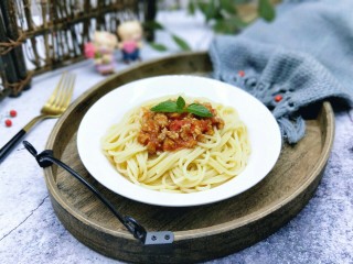 12、番茄肉酱意大利面＋虾仁＋烤肠,将煮熟的意大利面盛出放入盘中，再将番茄肉酱放在意大利面上面。放了薄荷叶点缀(^_^)