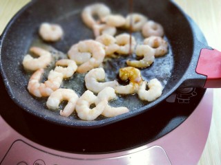 10、番茄肉酱意大利面＋虾仁＋烤肠,再加入生抽，快速翻炒即可出锅。