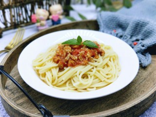 13、番茄肉酱意大利面＋虾仁＋烤肠,近看特别美味，吃的时候搅拌均匀即可。