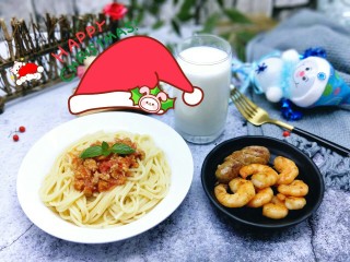 14、番茄肉酱意大利面＋虾仁＋烤肠,开吃了呦～营养美味的西餐。