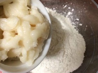 6、#甜味#玫瑰豆沙酥,下一步,我们来做油酥,这个很简单,把猪油倒入称好的面粉中,带上手套翻拌成油酥面团