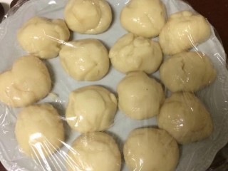 9、#甜味#玫瑰豆沙酥,然后把醒好的水油皮分成均匀的小剂子,用保鲜膜盖住,水油皮是30g一个,一共14个