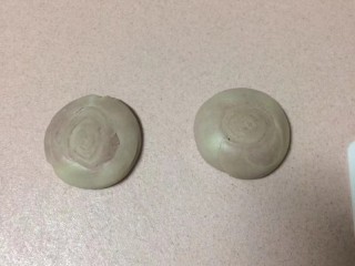 19、#甜味#玫瑰豆沙酥,取出一个从中间切开,分成两个,掌心压扁