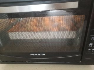 10、广式月饼,10.月饼表面撒少许水，放入冰箱。210度烤十分钟定型