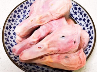 1、卤鸭头,把鸭头清洗干净