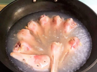 2、卤鸭头,鸭头冷水下锅，水开后焯5分钟