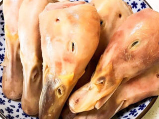 3、卤鸭头,把焯好的鸭头捞出来，冲洗干净