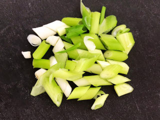 5、卤鸭头,大葱切成段