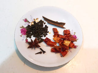 6、卤鸭头,准备干调：八角，花椒粒，桂皮，干红辣椒段
