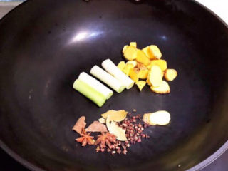 7、卤鸭头,炒锅放热，加入葱姜和所有干调，炒出香味